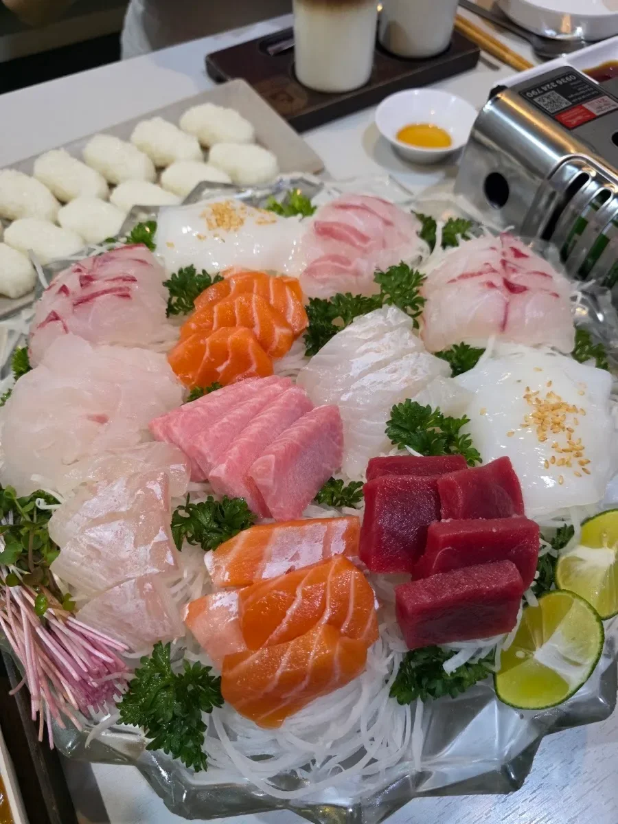 Mẹt gỏi cá sống sashimi kiểu Hàn tại Badamart